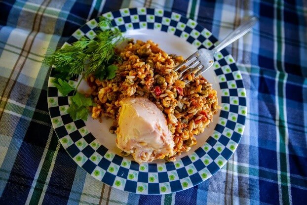 makarony-orzo-v-tarelke